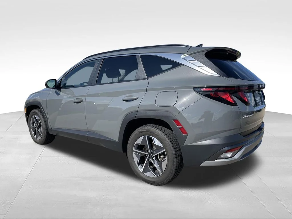 Used 2025 Hampton Gray Hyundai SEL image 6