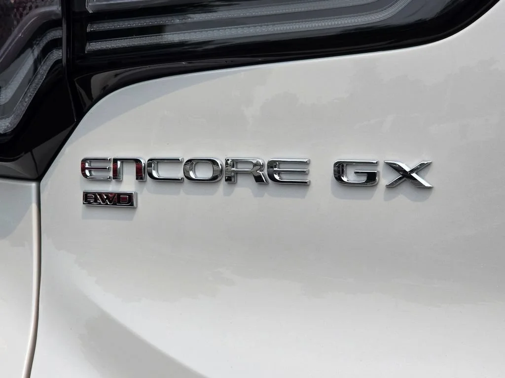 New 2026 White Frost Tricoat Buick Avenir image 32