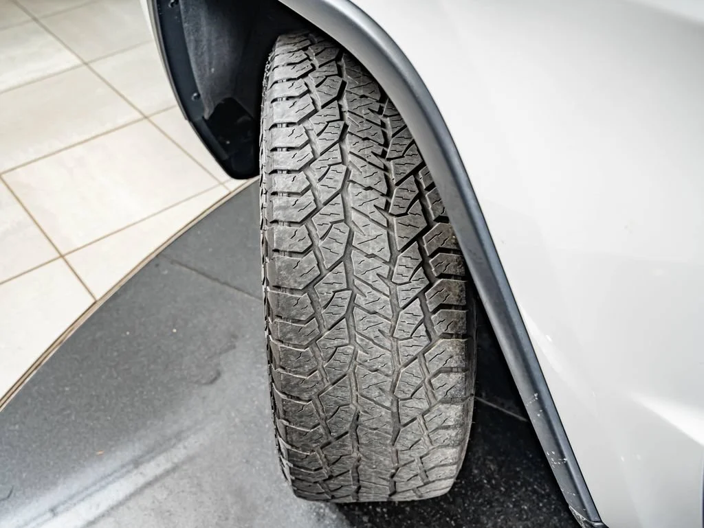 Used 2019 Bright White Clearcoat Jeep Trailhawk image 43