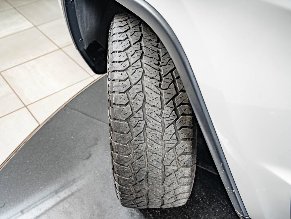 Used 2019 Bright White Clearcoat Jeep Trailhawk image 43