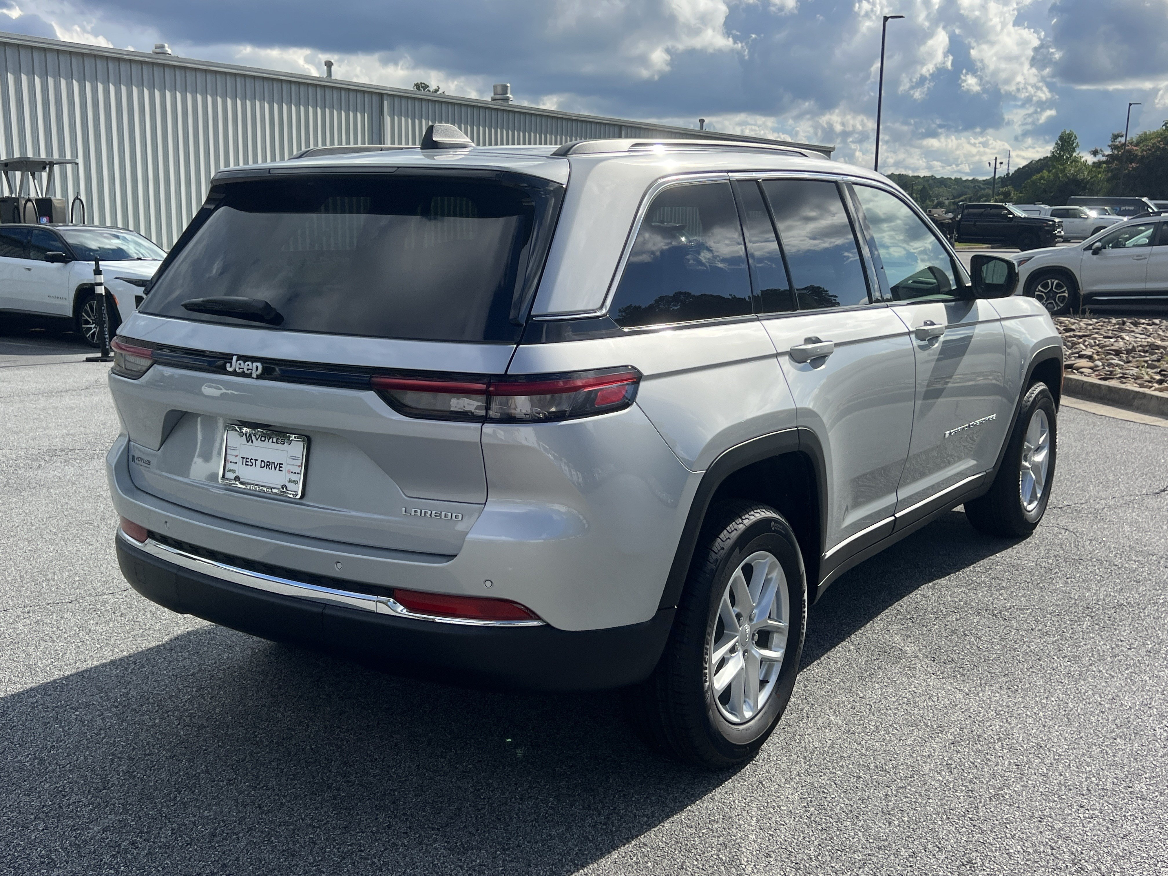 New 2026 Silver Zynith Exterior Paint Jeep Laredo image 8