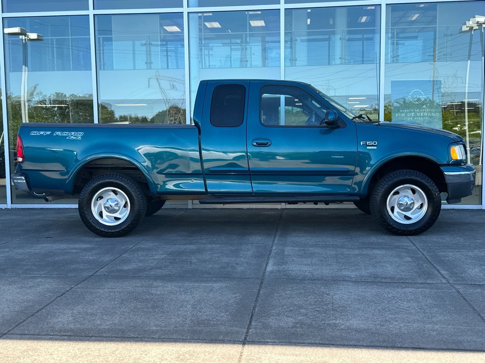 Used 2001 Island Blue Clearcoat Metallic Ford XLT image 2