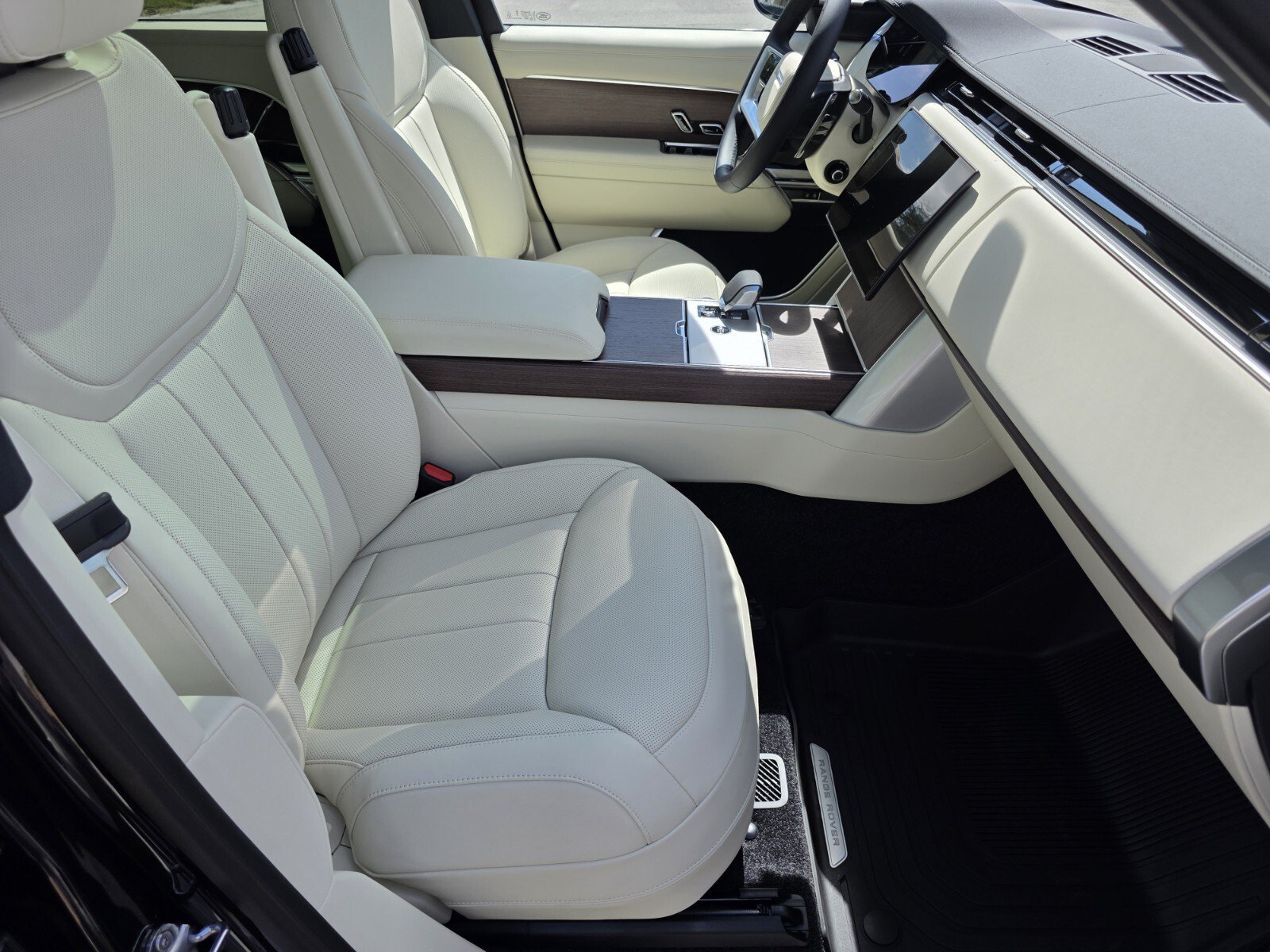 New 2026 Santorini Black Land Rover P400 SE image 3