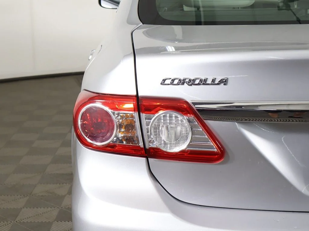 Used 2011 Silver Toyota LE image 10