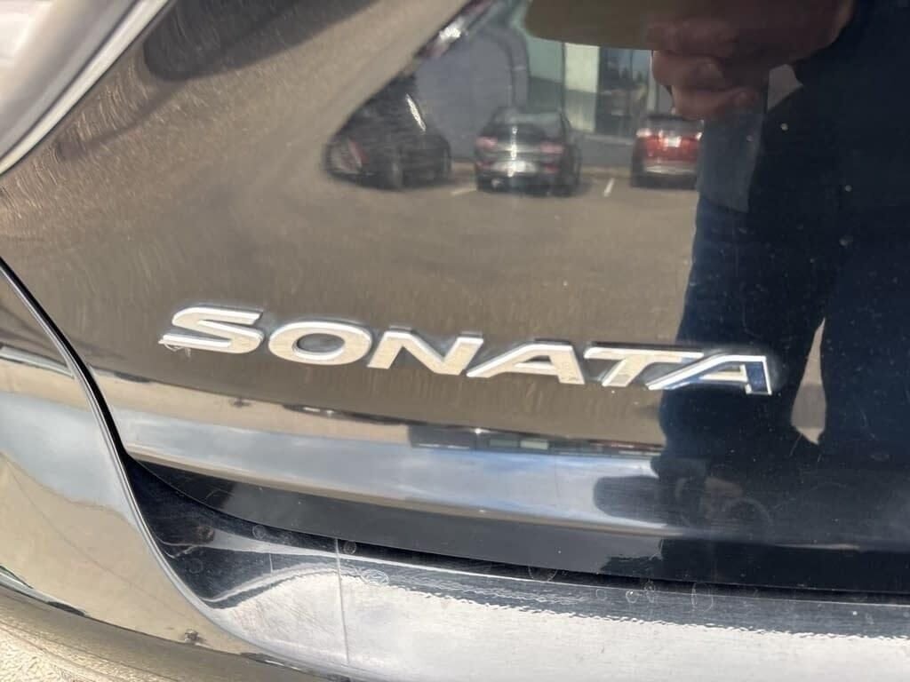 Used 2016 Black Hyundai Base image 10