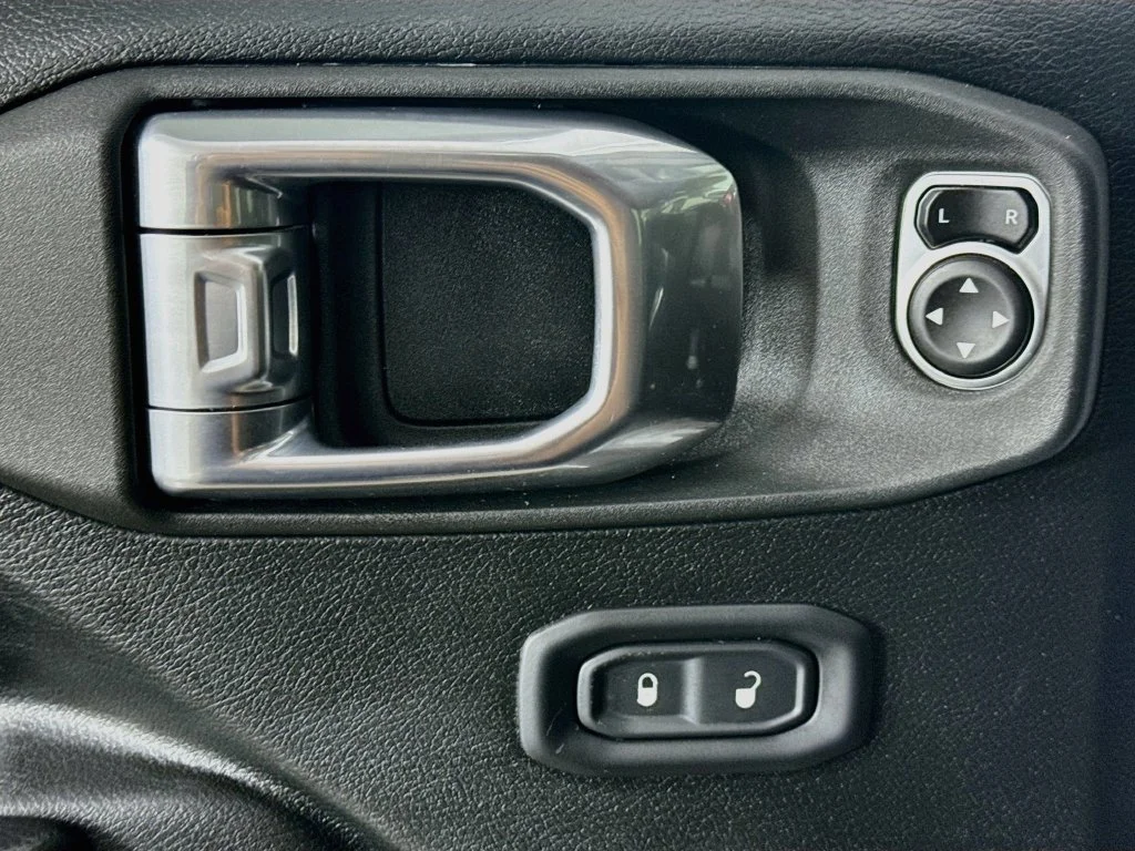Used 2021 White Jeep Unlimited Rubicon image 22