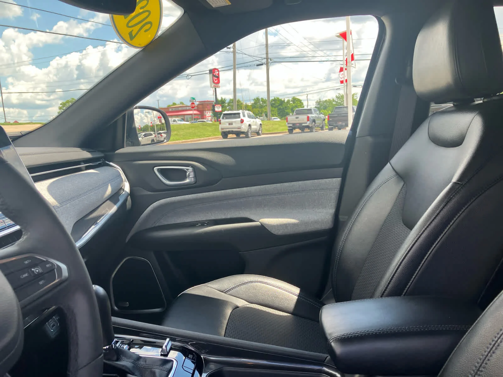 Used 2025 Diamond Black Crystal Pearlcoat Jeep Latitude image 10