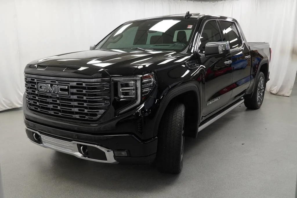 Used 2025 Onyx Black GMC Denali Ultimate image 5