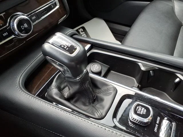 Used 2019 Black Volvo T5 Momentum image 29