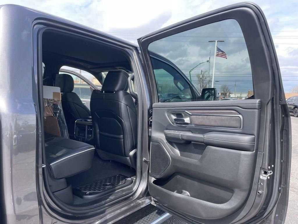 New 2026 Granite Crystal Metallic Clear-Coat Exterior Paint RAM Laramie image 36