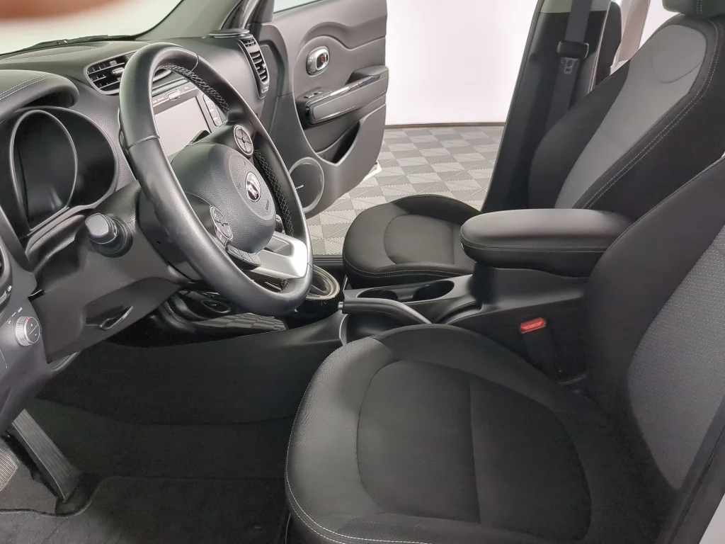 Used 2018 Silver Kia + image 10