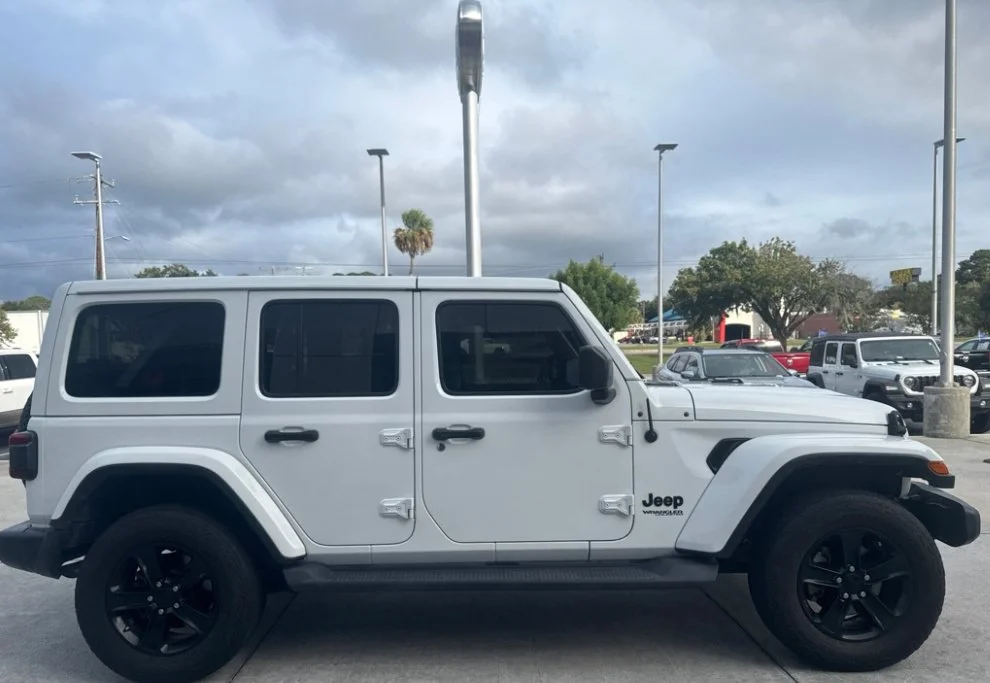Used 2021 White Jeep Unlimited Sahara Altitude image 3