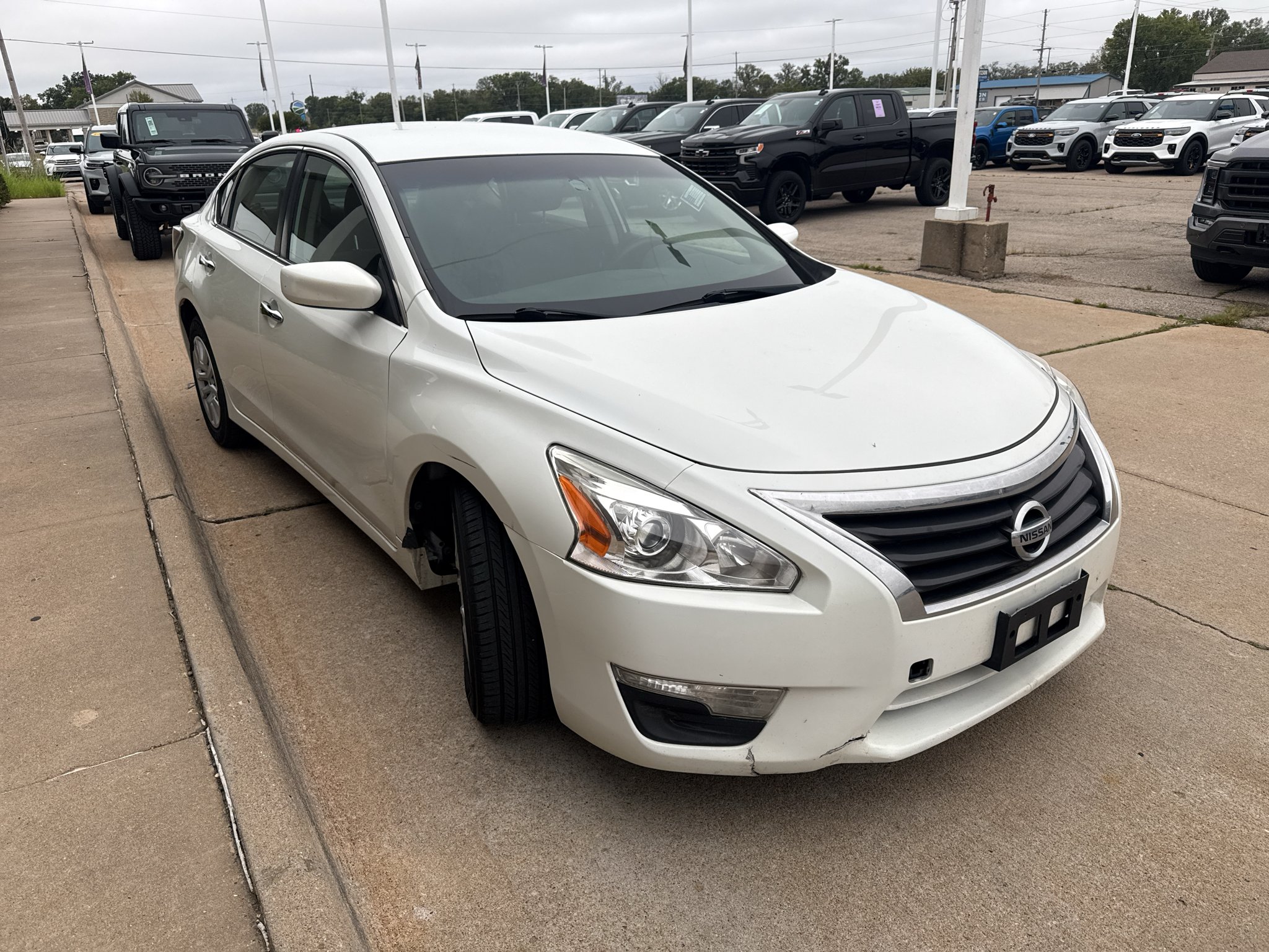 Used 2014 Pearl White Nissan 2.5 S image 9