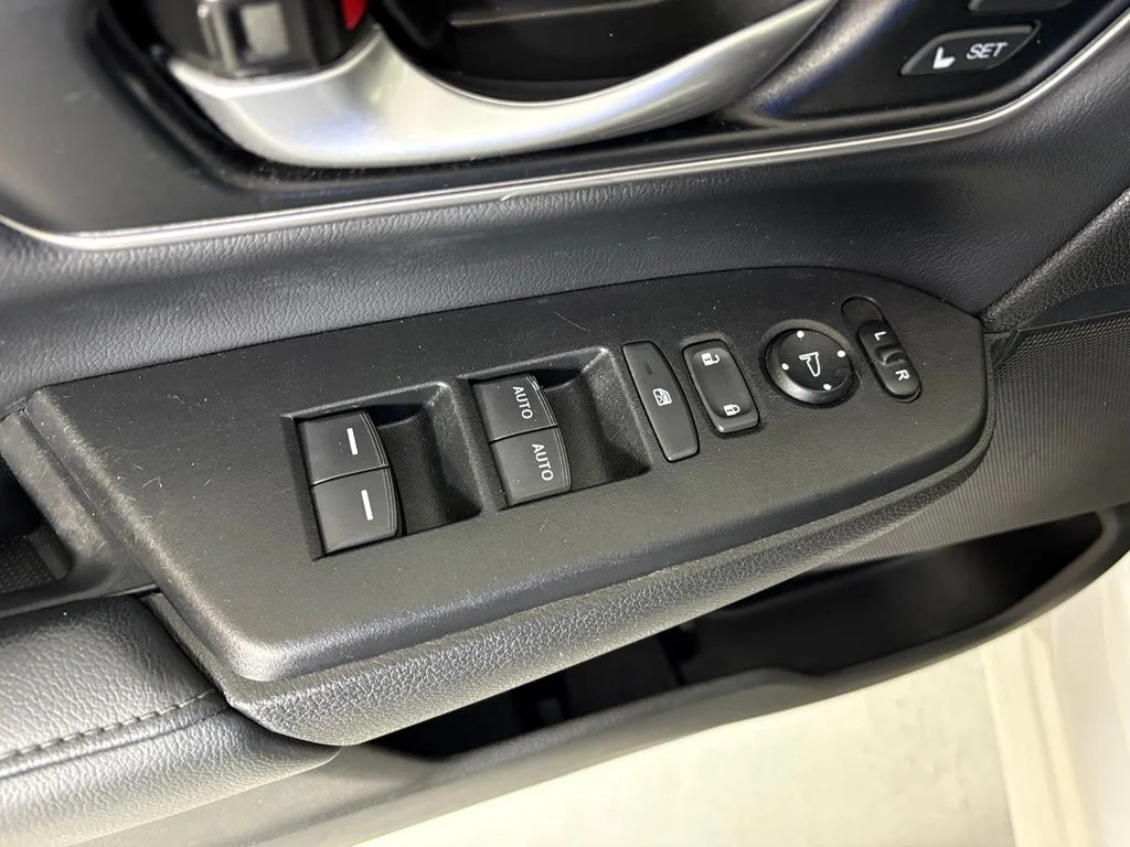 Used 2021 White Honda EX-L image 15