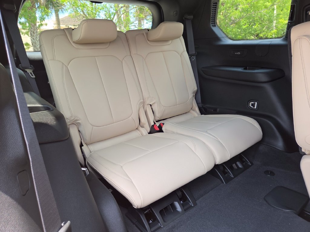 New 2026 Bright White Clear-Coat Exterior Paint Jeep Limited image 20