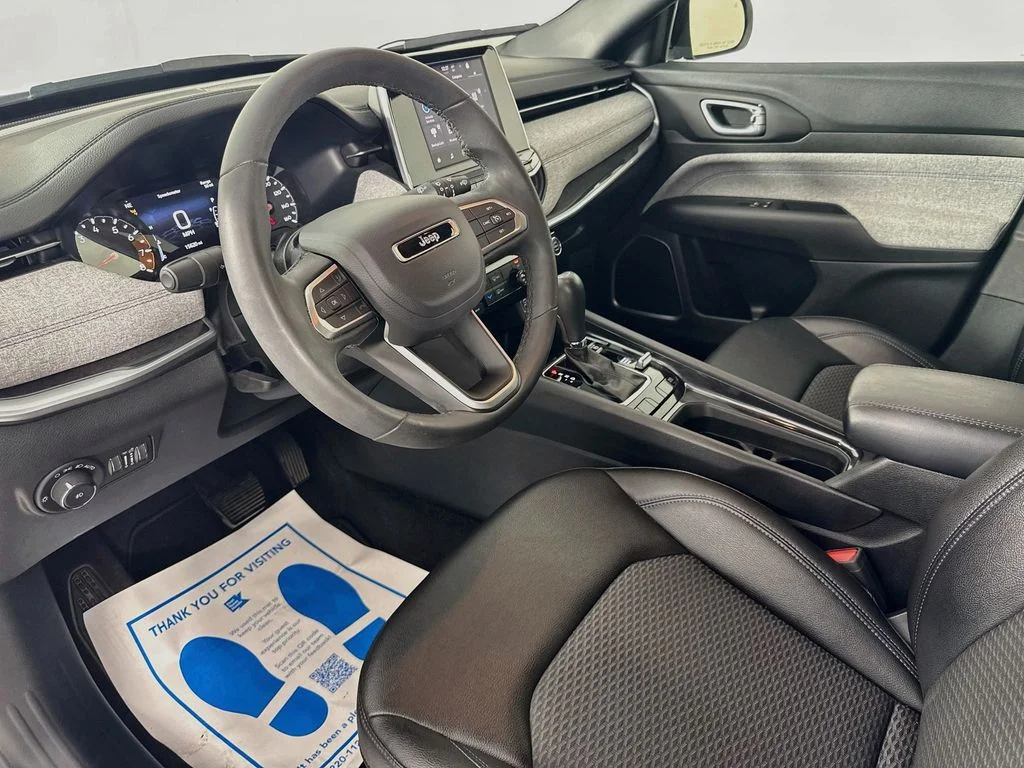 Used 2025 Blue Jeep Latitude image 9