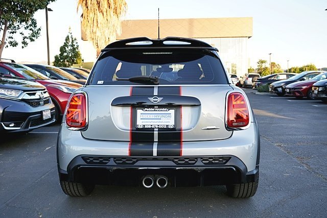 Used 2023  MINI Base image 8