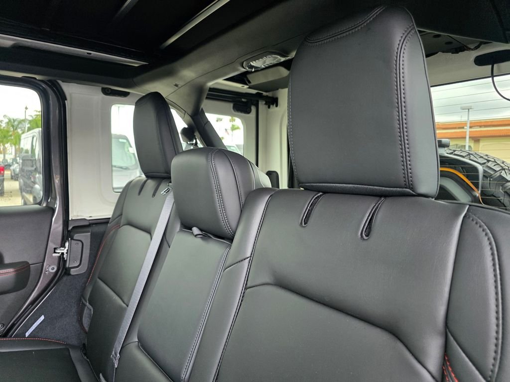 New 2026 Granite Crystal Metallic Clear-Coat Exterior Paint Jeep Rubicon X image 9