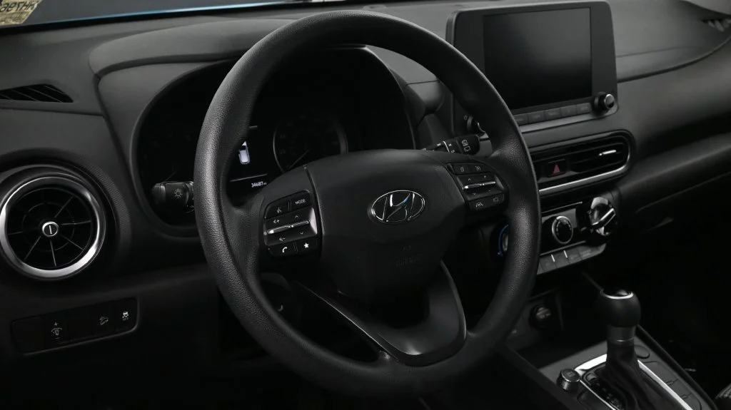 Used 2022 Green Hyundai SE image 9
