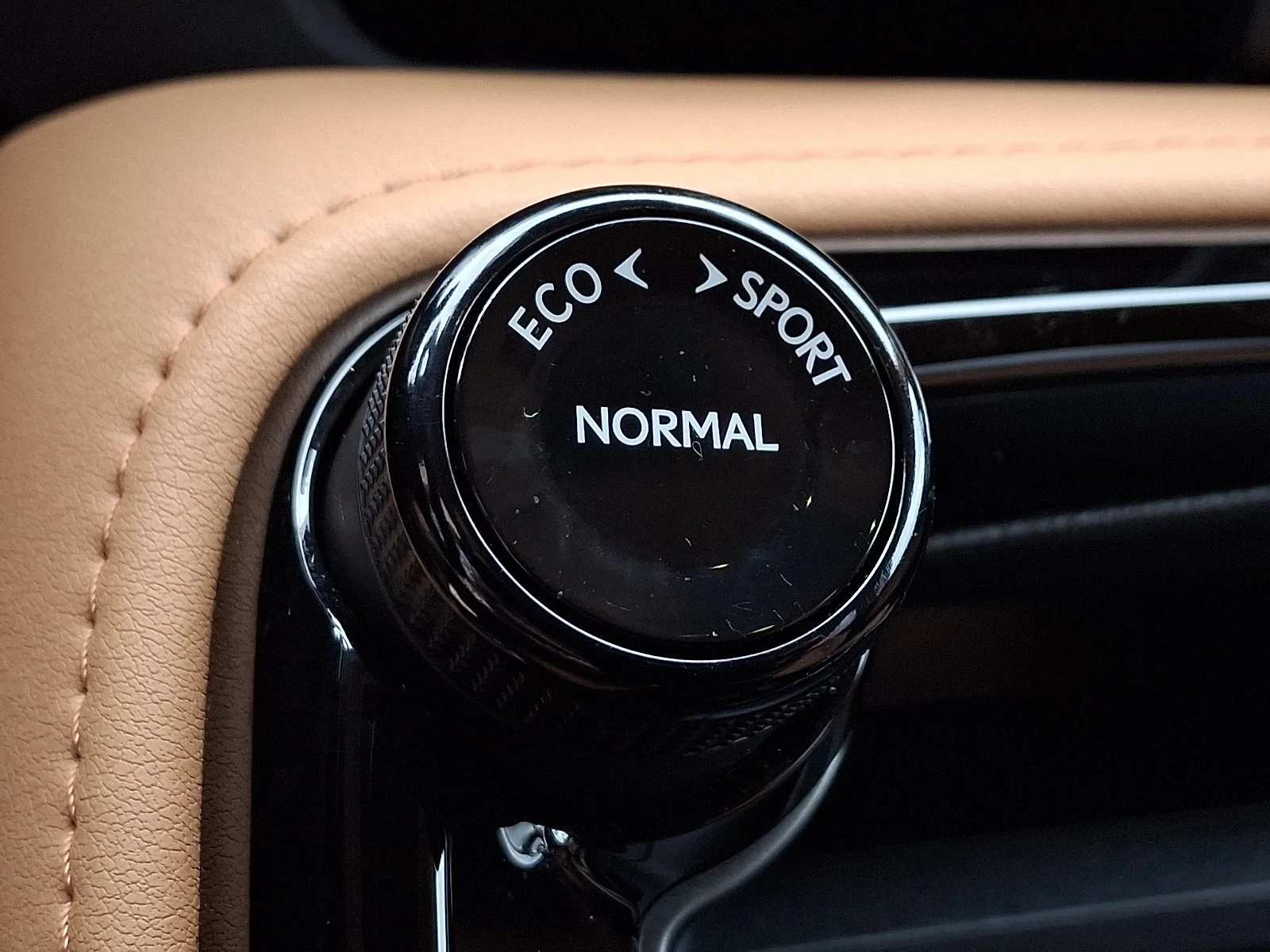 2025 Lexus NX 250 - Photo 21
