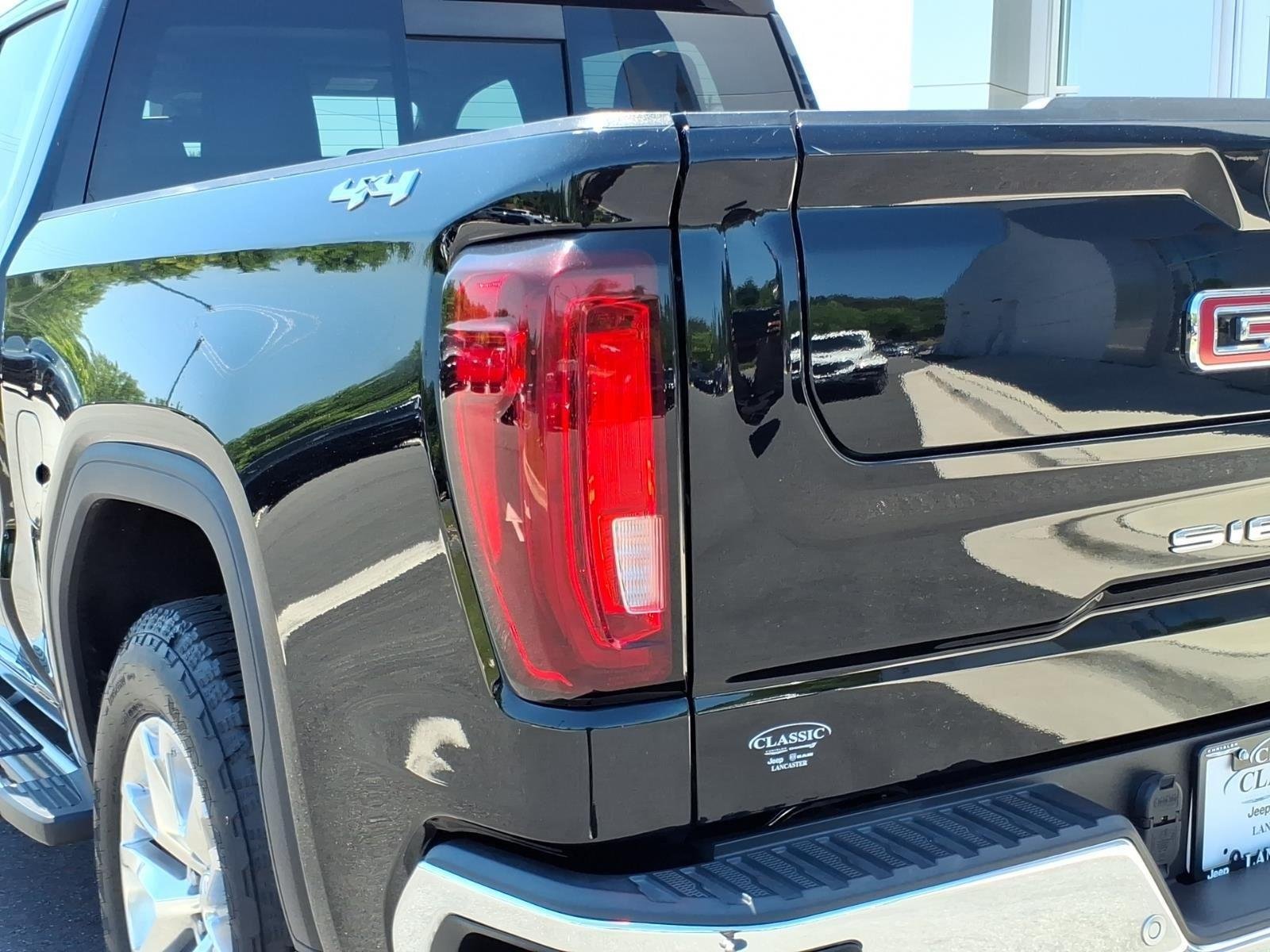 Used 2021 Onyx Black GMC SLT image 16