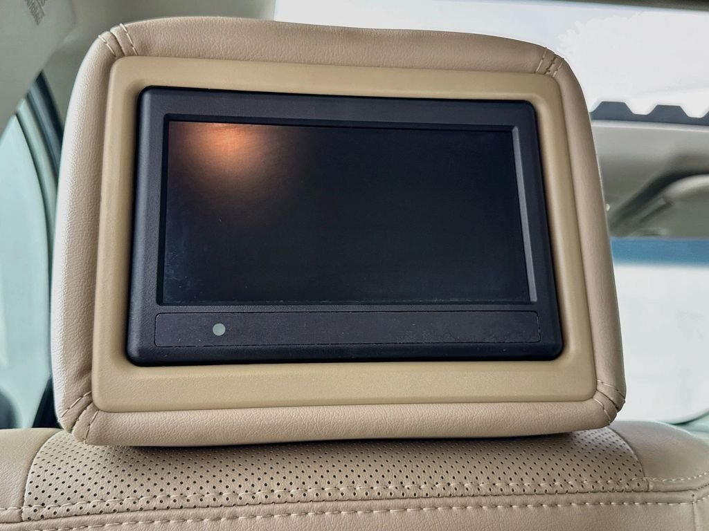 Used 2016 Pearl White Nissan Platinum image 33