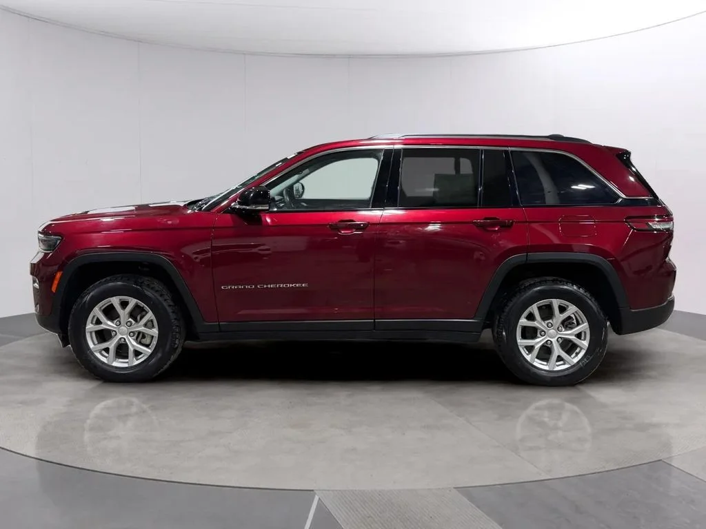 Used 2023 Velvet Red Pearlcoat Jeep Limited image 6