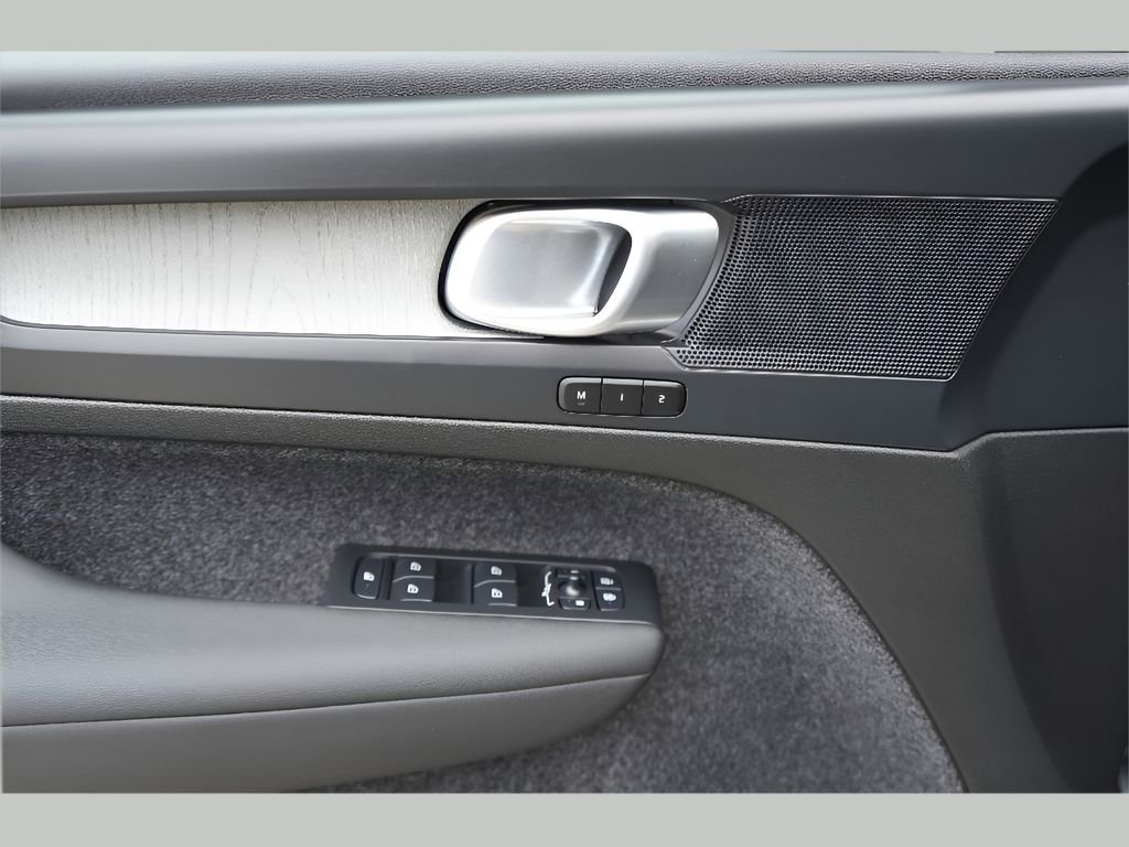 2025 Volvo XC40 Plus - Photo 10
