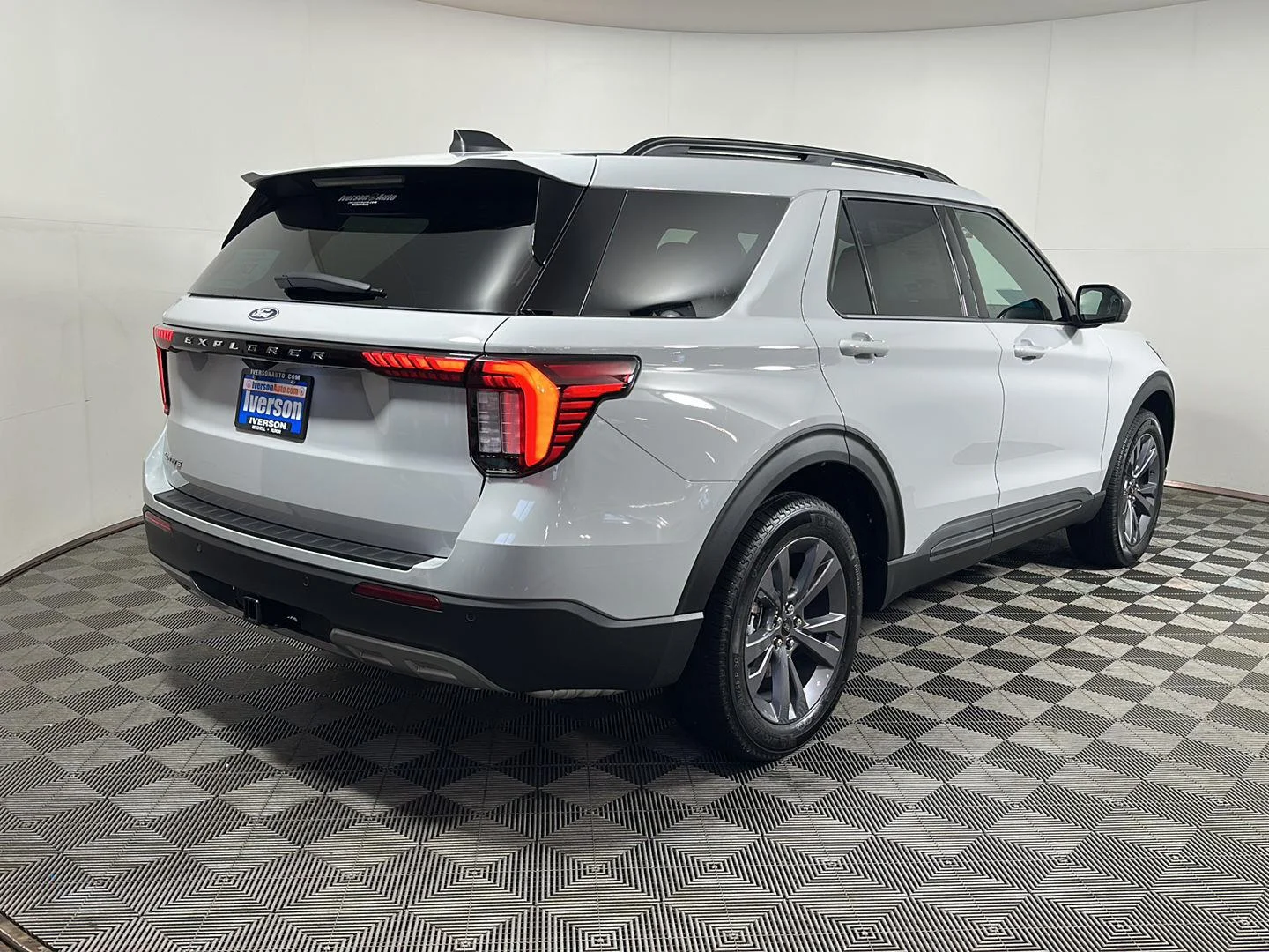 New 2027 Avalanche Gray Ford Active image 10