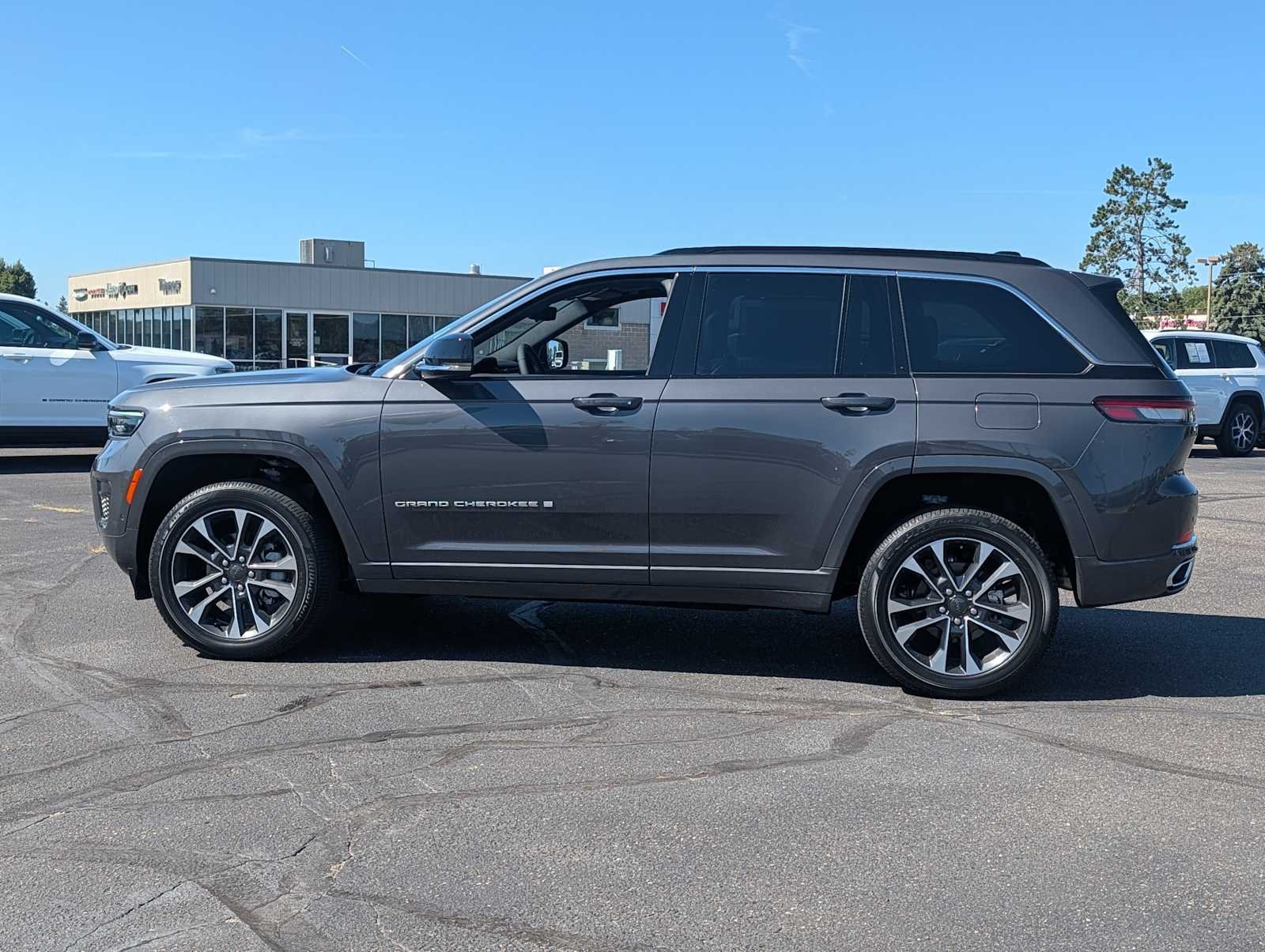New 2025 Baltic Gray Metallic Clear-Coat Exterior Paint Jeep Overland image 4
