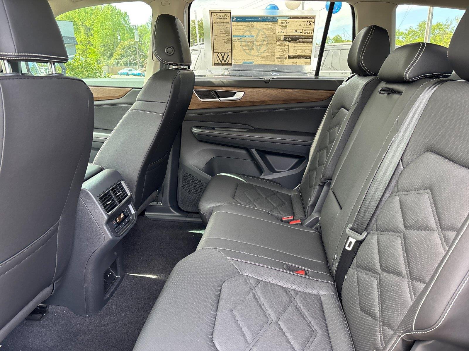 2025 Volkswagen Atlas SE w/Tech - Photo 32