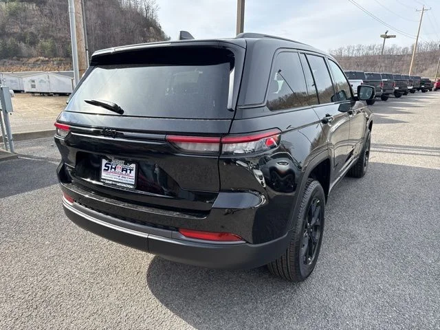 New 2026 Diamond Black Crystal Pearl-Coat Exterior Paint Jeep Altitude image 3