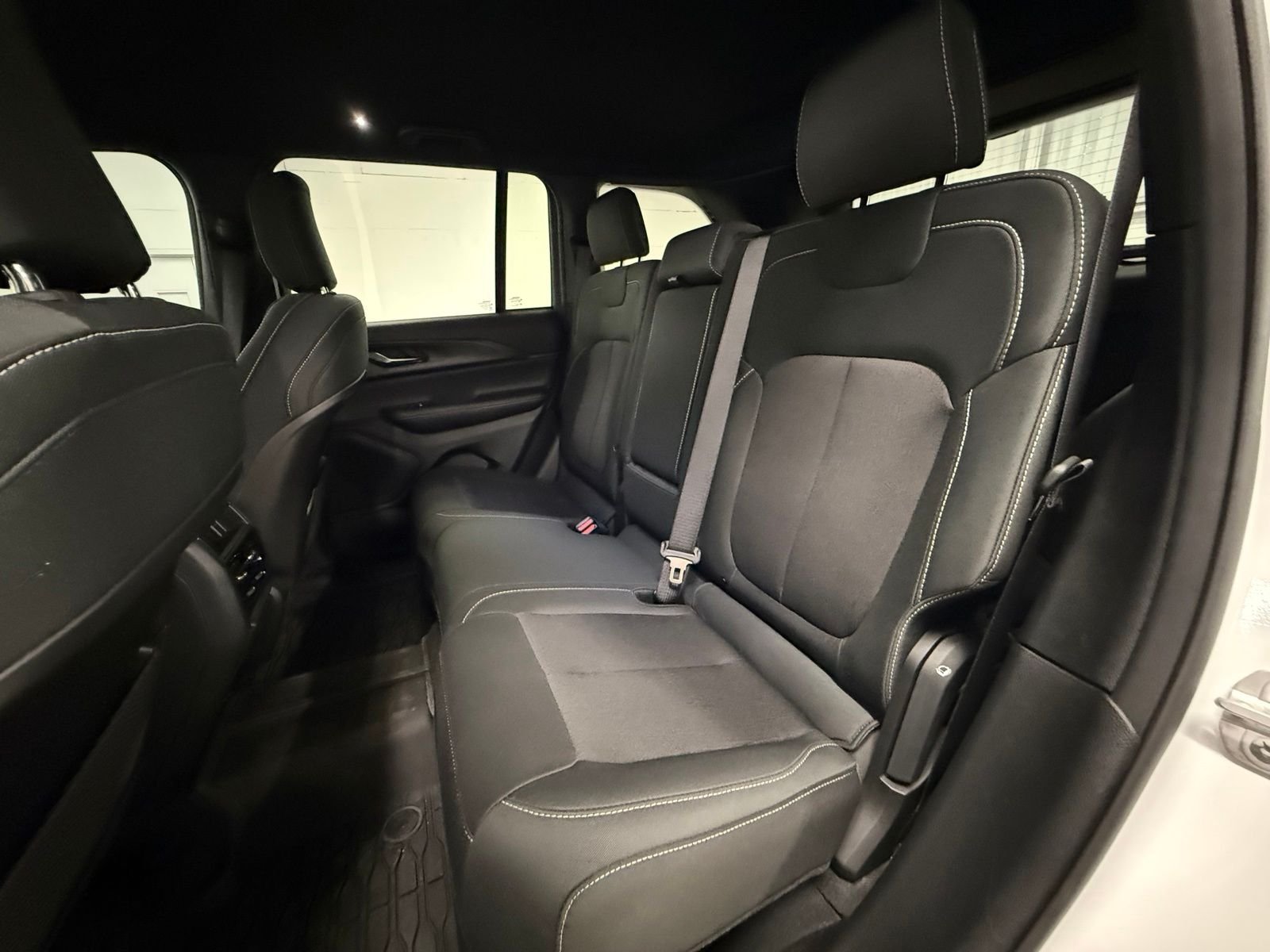 Used 2025 White Jeep Laredo image 21