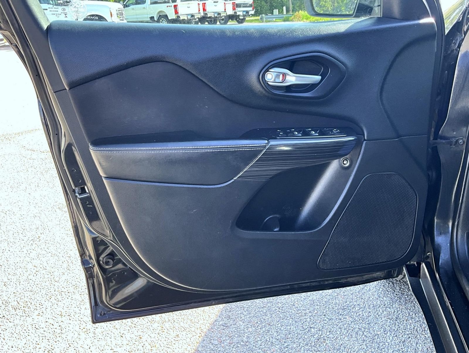 Used 2014 Black Jeep Latitude image 10
