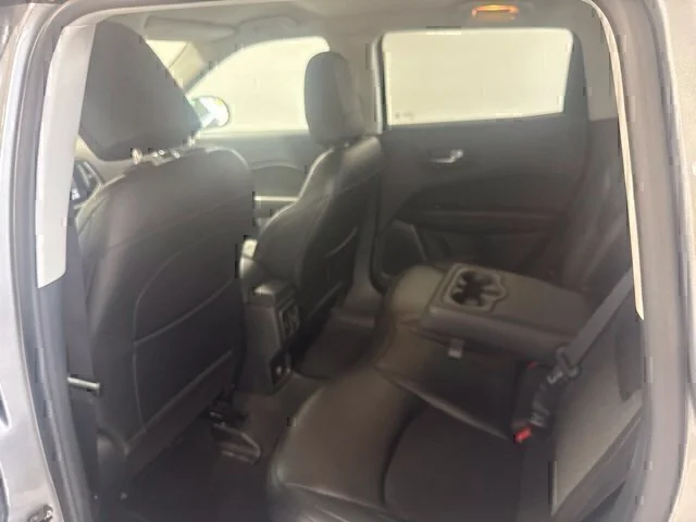 Used 2020 Silver Jeep Latitude image 17