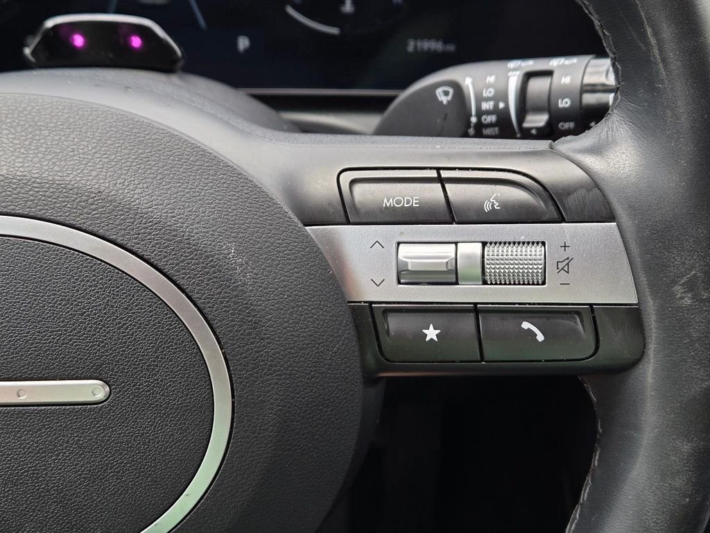 Used 2025 White Hyundai SEL Convenience image 24