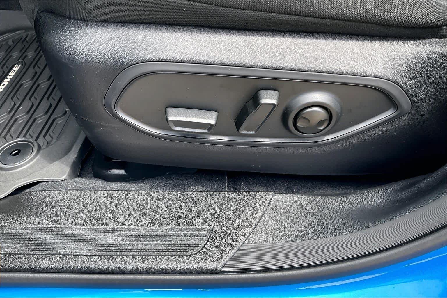 New 2026 Hydro Blue Pearl-Coat Exterior Paint Jeep Laredo image 16