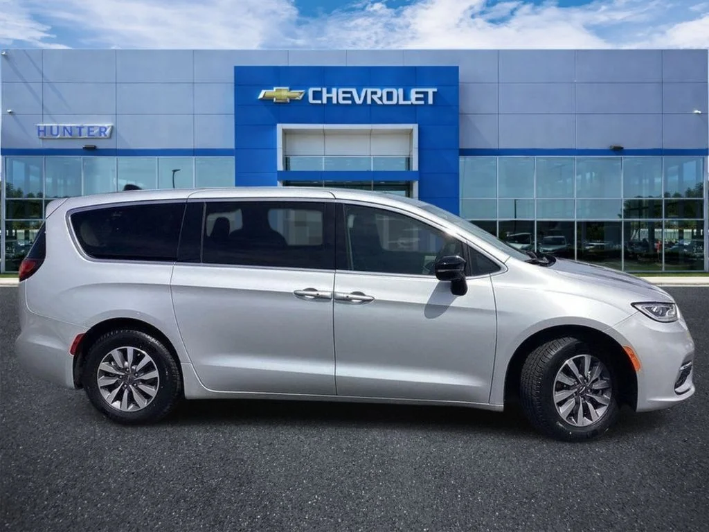 Used 2024 Silver Mist Clearcoat Chrysler Hybrid Select image 5