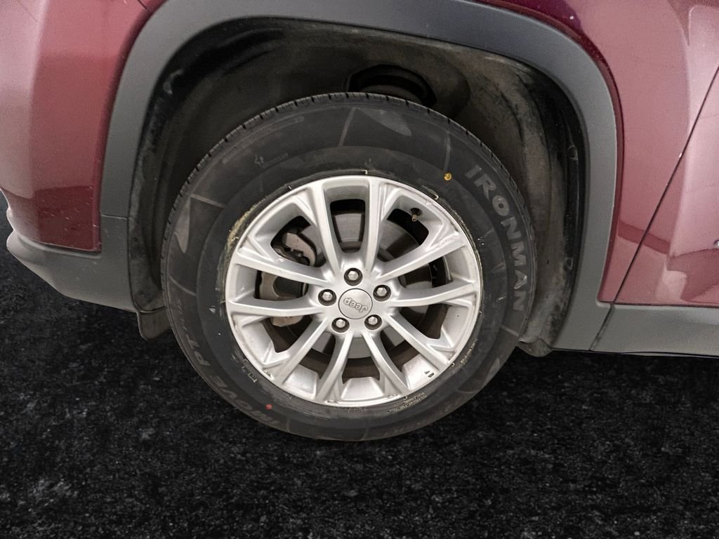 Used 2019 Red Jeep Latitude image 27