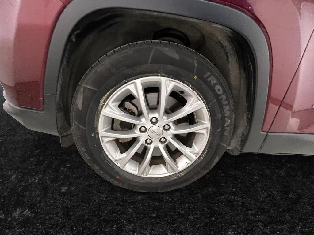 Used 2019 Red Jeep Latitude image 27