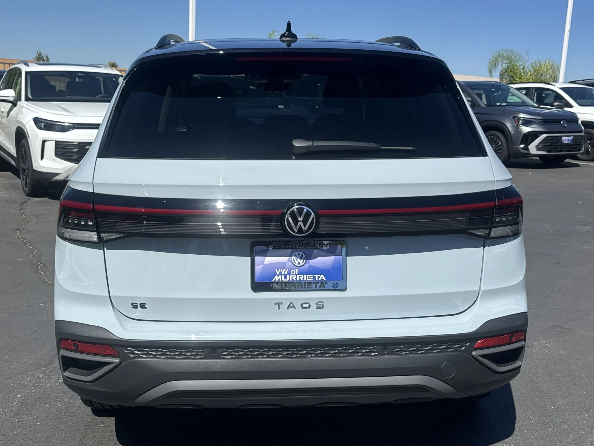 New 2027 Monument Gray w/Deep Black Roof Volkswagen SE Black image 7