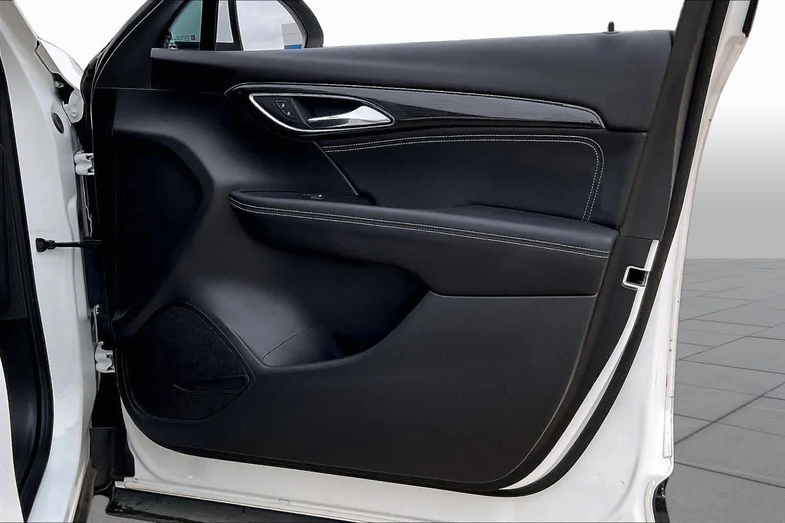 Used 2023 Summit White Buick Essence image 20