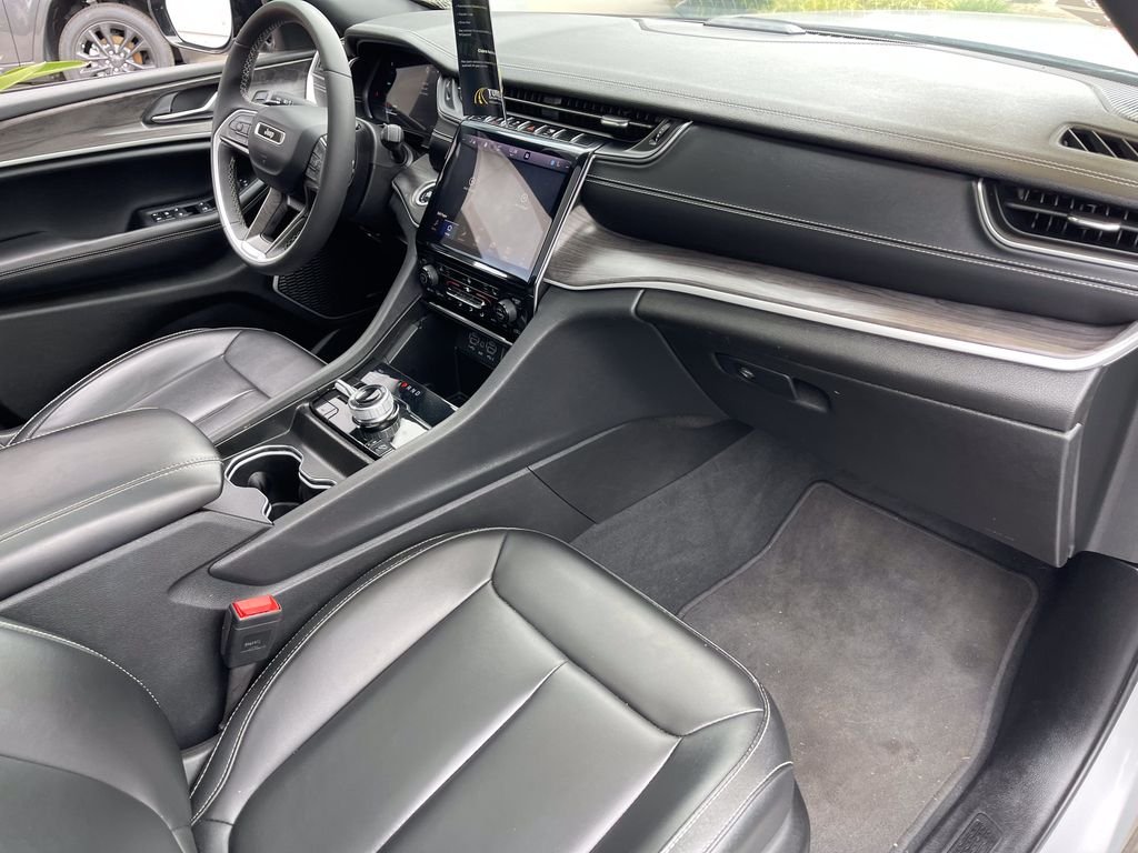 Used 2024 Silver Jeep 4xe image 28