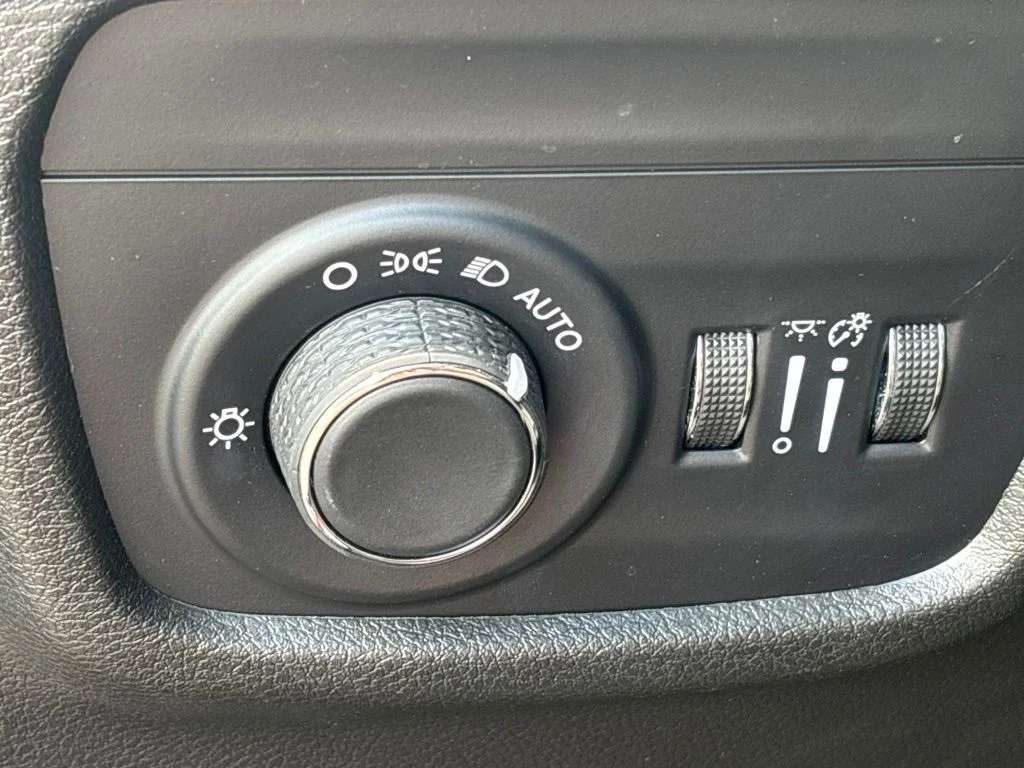 Used 2023 Red Jeep Altitude image 26