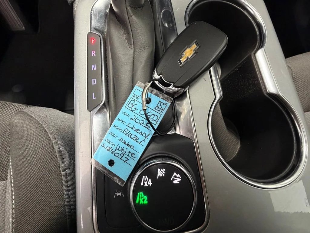 Used 2025 Summit White Chevrolet 2LT image 25