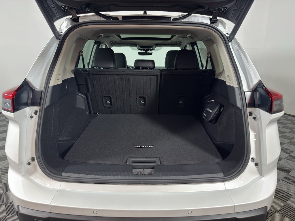 New 2026 Everest White Pearl TriCoat Nissan Dark Armor™ image 18