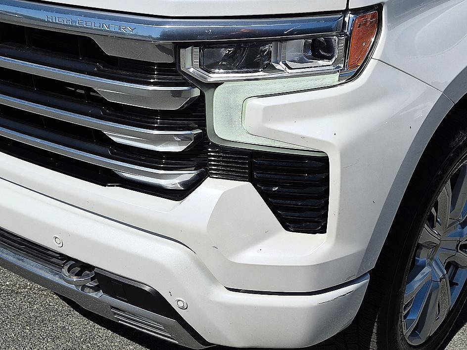 Used 2023 Iridescent Pearl Tricoat Chevrolet High Country image 9