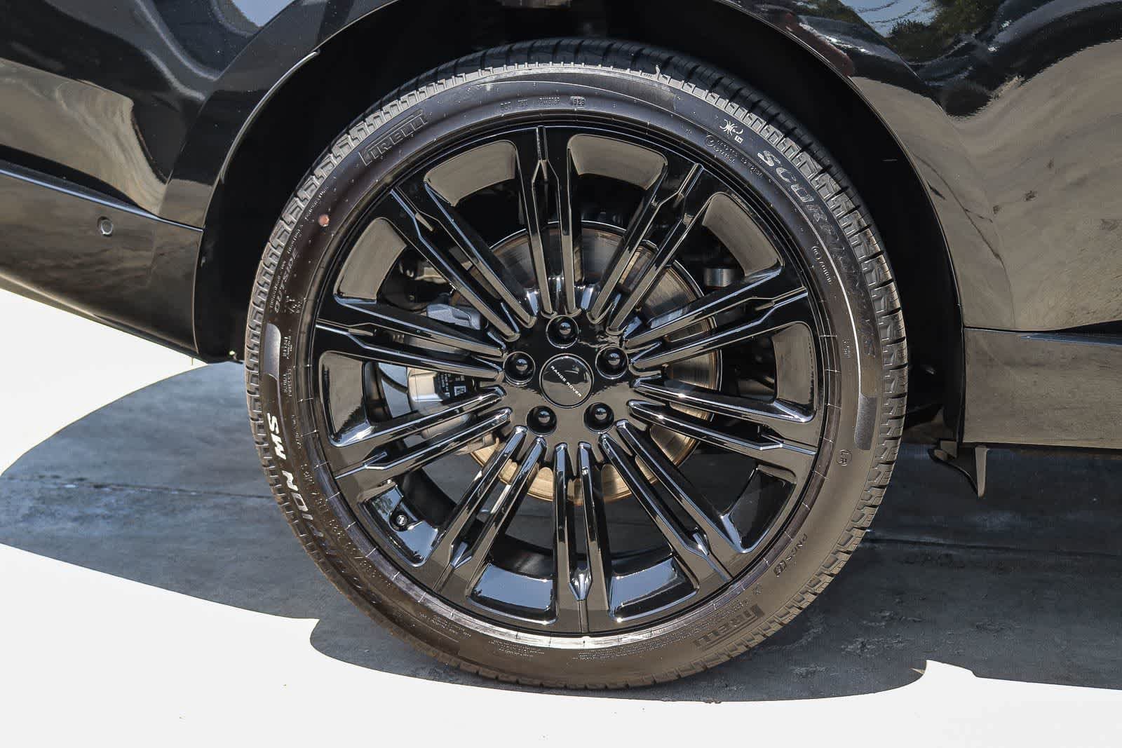 New 2026 Santorini Black Land Rover SE image 8