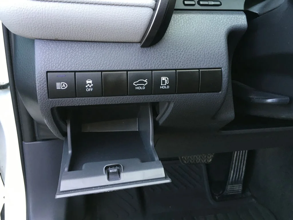 Used 2023 White Toyota LE image 17