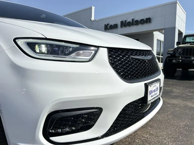 New 2026 Bright White Clearcoat Chrysler Limited image 4